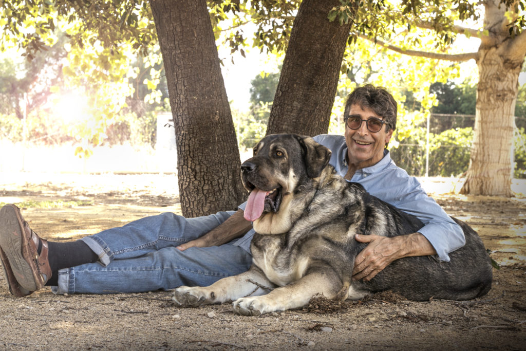 Conrado Grandville, director de Luposan-Ibérica, con su perra Osa